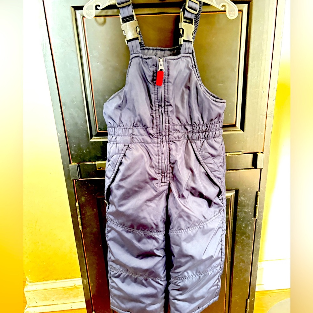 Osh Kosh bib snowsuit. Adjustable straps. Pockets. Zip front. 2T